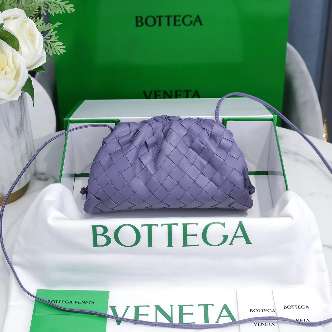 Batch 1260 large grid weaving The pouch cloud bag is the first series designed by former Celine designer Daniel Lee after joining BV. The upper body is extremely ecstatic ~ fashionable and classy ~ elegant and concise, lazy and intellectual size: 23*13*8 [Little Cloud Rough Weave#]